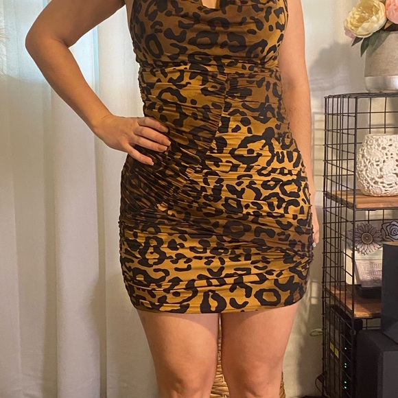 Dresses - Picture 2 of 3